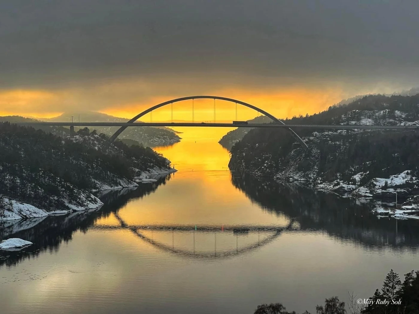 Svinesundsbrua mellom Norge og Sverige over fjorden ved solnedgang
