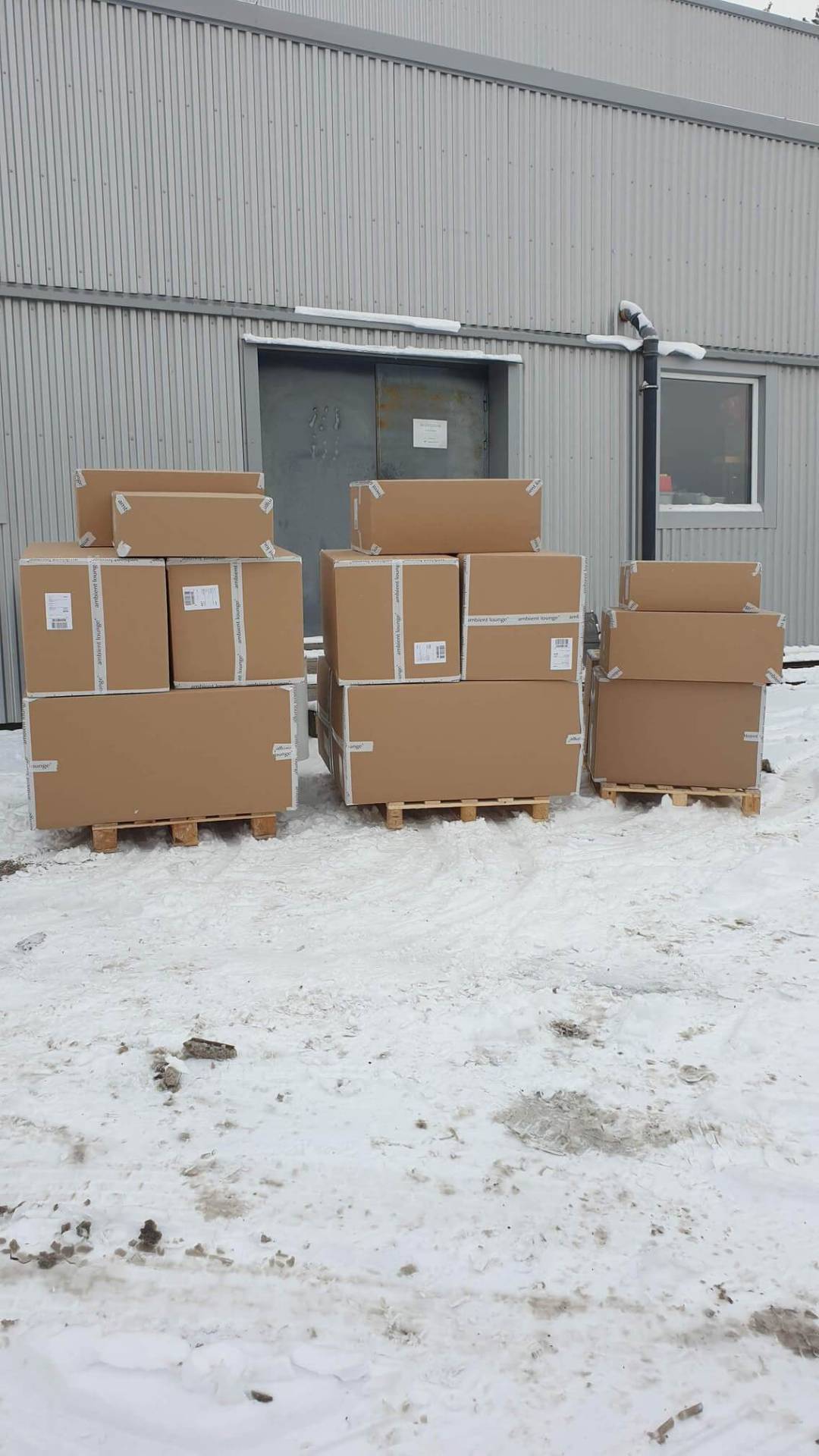 Paller lagret i uteområde